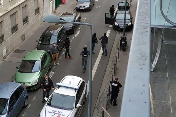 L'homme criait "Allahu Alkbar" et a été arrêté chez lui. Photo prise par un habitant du quartier alerté par le bruit.