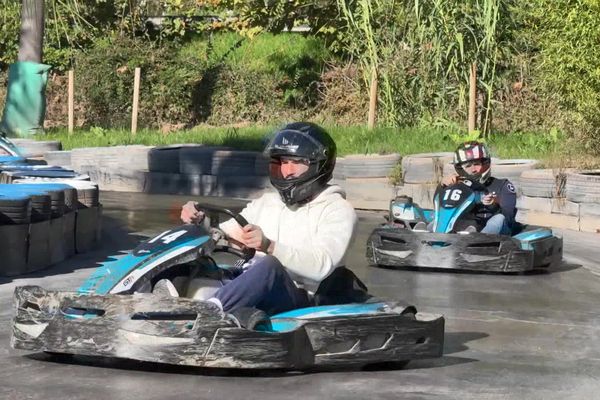 C'est à Saint-Raphaël  dans le Var que='une cinquantaine de policiers s'entrainent pour les JO de 2026 en faisant du kart lors d'un stage d'un stage de cohésion se déroulant au CREPS de Boulouris.