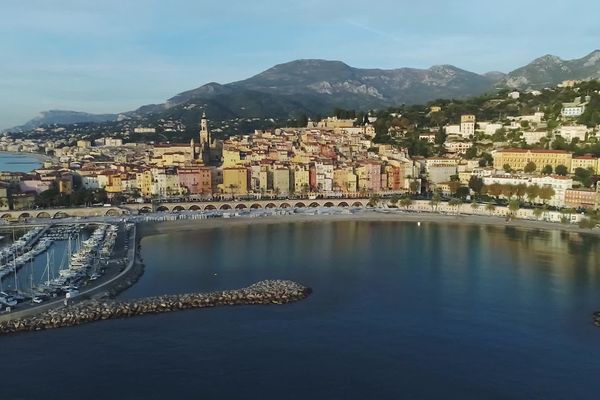 Vue de la ville de Menton, dans les Alpes-Maritimes. 