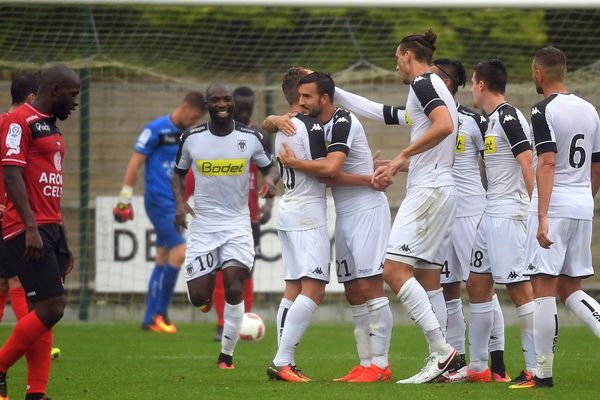 L'équipe du SCO reprend le chemin du championnat, ici contre Guingamp le 3 août 2016