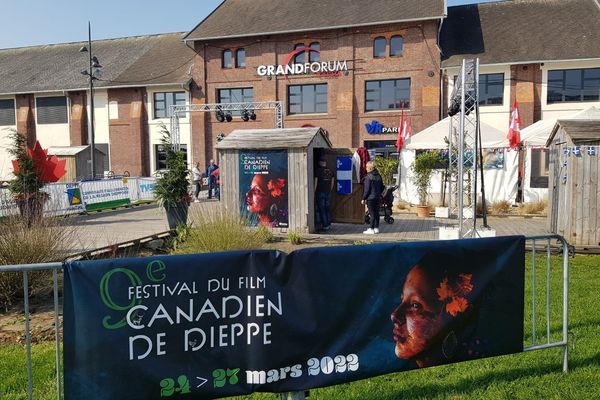 Un village a été installé devant le cinéma de Dieppe