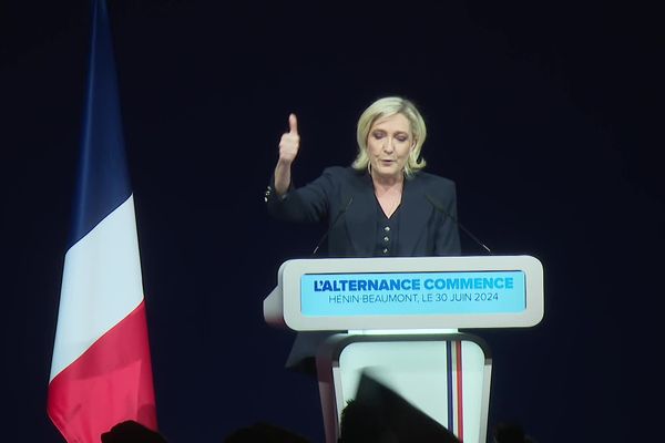 Marine Le Pen s'exprime après son élection au premier tour des élections législatives 2024 dans la 11ème circonscription du Pas de Calais.