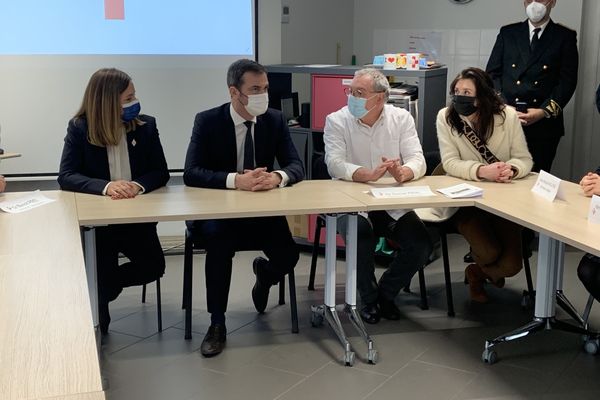 Olivier Véran  à la maison de santé Laennec à Saint-Nazaire le 3 février 2022