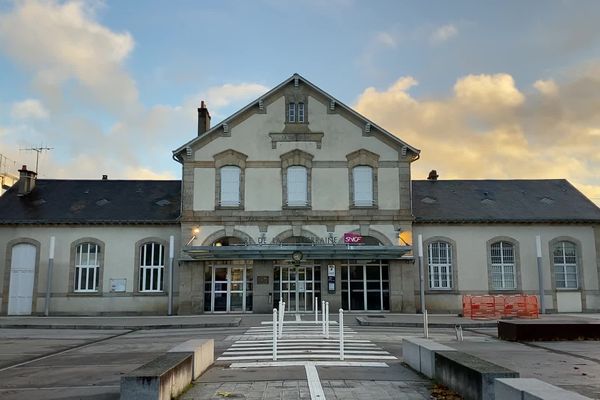 Gare ferroviaire de La Souterraine. Vendredi 18 novembre 2022.