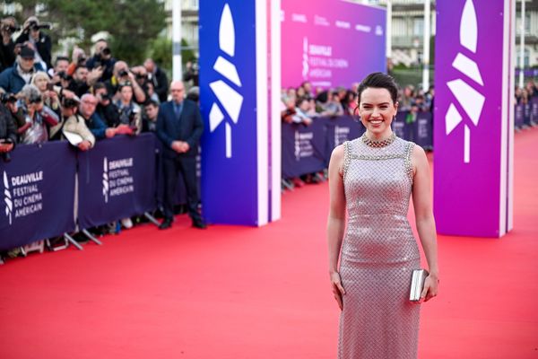 Daisy Ridley a foulé le tapis rouge du 50ᵉ festival du cinéma américain de Deauville ce mercredi 11 septembre 2024. La star britannique de la saga Star Wars a reçu le Prix Nouvel Hollywood sur la scène du CID.