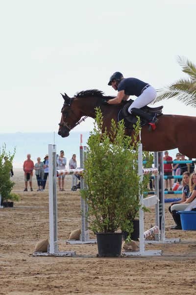 Pendant trois jours la plage de Caroual se transforme en piste de sauts d'obstacles