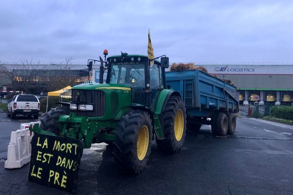 Ce lundi 25 novembre, une dizaine de tracteurs bloquent un centre de stockage alimentaire en Essonne.