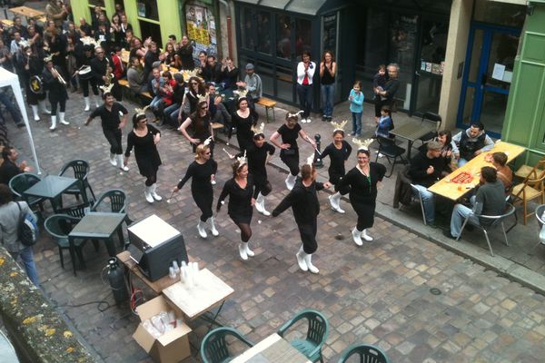 L'humour dans la rue lors de la fête de la paresse