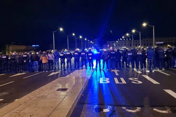 Les "nuiteux" mobilisés sur le pont de la Guillotière (Lyon)