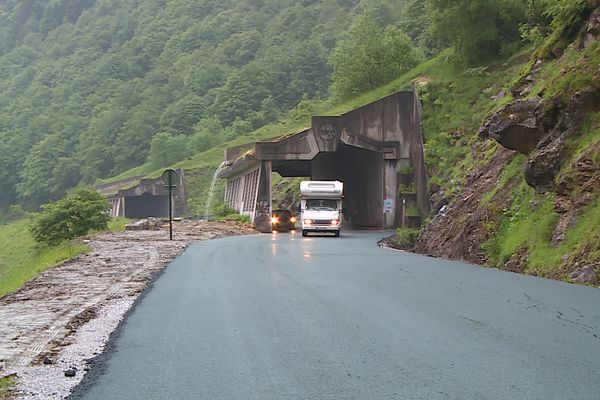 La route entre Laruns et l'Espagne, qui avait subi un fort éboulement le 3 mai 2023, a été rouverte le 13 juin.