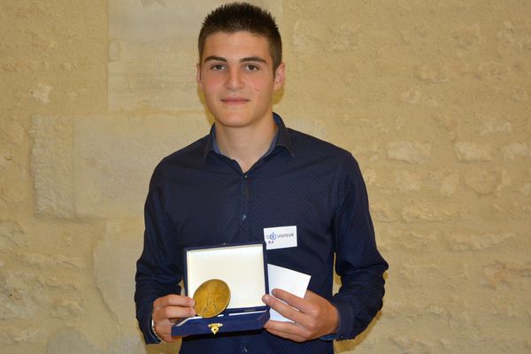 Kevin Dadu titulaire du Prix de l'Education 2016 remis par l'académie de Poitiers