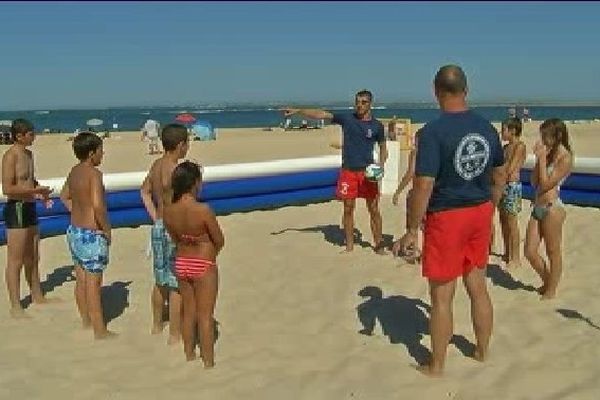 Une structure gonflable a été montée sur la plage pour le beach rugby. 