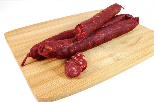 Le chorizo est un saucisson demi-sec d'origine espagnole, assaisonné et coloré au piment doux.