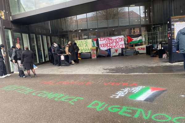 En ce jour de retour de vacances, une cinquantaine d'étudié ont entrepris un blocage de Sciences Po Strasbourg.