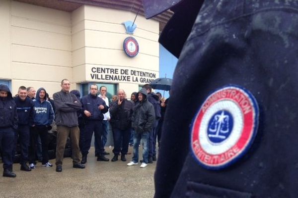 Action coup de poing des surveillants du centre de détention de Villenauxe-la-Grande pour manifester leur ras-le-bol suite à plusieurs faits de violence à leur égard.