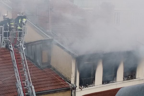 Le feu a pris dans cet immeuble de la rue de Créqui (Lyon 3e) muré et régulièrement squatté depuis des années