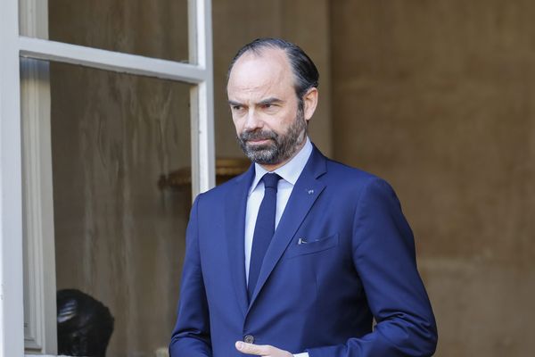 Le Premier ministre Edouard Philippe, à l'entrée de l'hôtel Matignon, à Paris. 