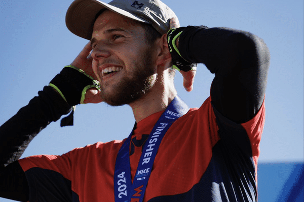 Vincent Fabre sur la ligne d'arrivée du 100 Miles de l'UTMB Nice Côte d'Azur.