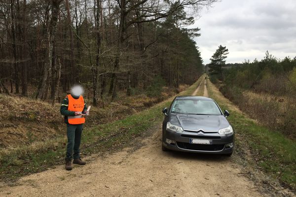 À Ingrannes (Loiret), un agent de l'ONF verbalise le conducteur de cette voiture, qui circule sur une route forestière fermée. 135 euros d'amende.