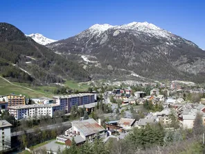 La station de Serre-Chevalier se sépare des anciennes cabines de la télécabine de Fréjus.