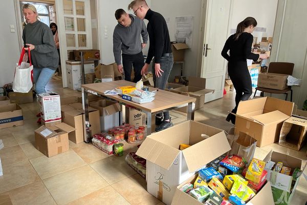 Les bénévoles trient les denrées alimentaires à Malbork.