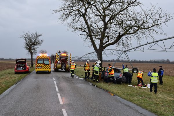 Les pompiers procèdent a la désincarcération.