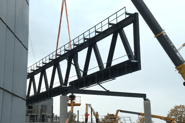 Levage d'une des deux barges, structure du nouveau bâtiment de la Carsat de Limoges