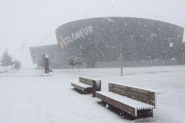 Une bonne couche de neige autour de la salle de l'Acclameur à Niort en fin de matinée.