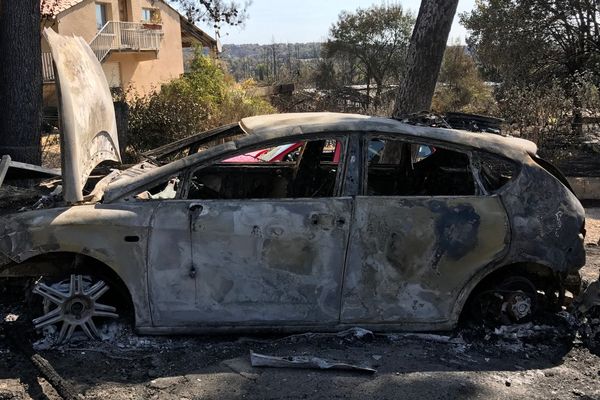 Des carcasses de voiture à Grabels le lendemain de l'incendie - 7 septembre 2017 