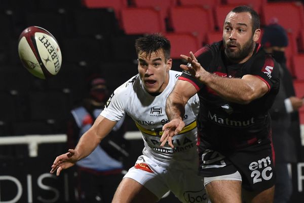 Lyon, grâce à la botte de son ouvreur Jonathan Wisniewski qui a passé dix-sept points, s'est imposé (22-18) contre le leader, La Rochelle, samedi 5 décembre au stade de Gerland lors de la 11e journée de Top 14.