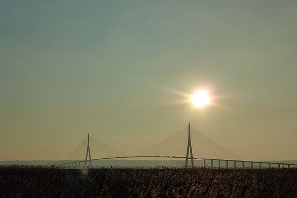 Le soleil se lève sur le pont de Normandie