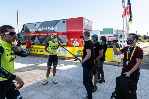 Les coureurs du Tour de France devant le Conseil départemental de Charente-Maritime.