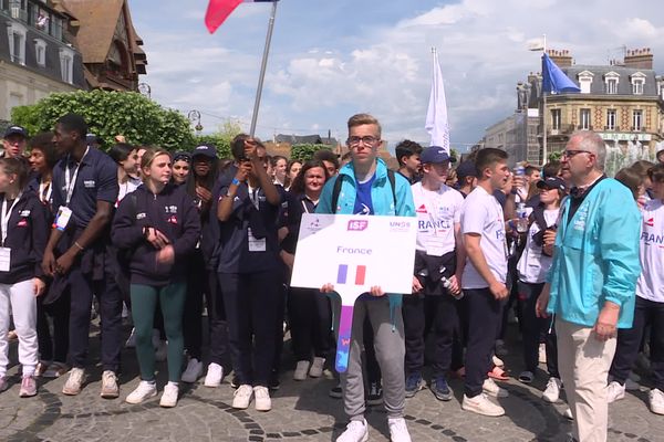 La délégation des français s'élance dans la parade en chantant la Marseillaise.