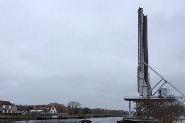 Le pont de Bénouville restera levé jusqu'au 20 mars pour travaux