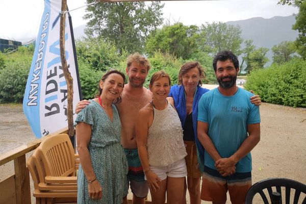 Plus de peur que de mal pour les trois victimes, qui ont tenu à prendre une photo avec leurs sauveurs, Pierre Perrin et Noé De Vos. 