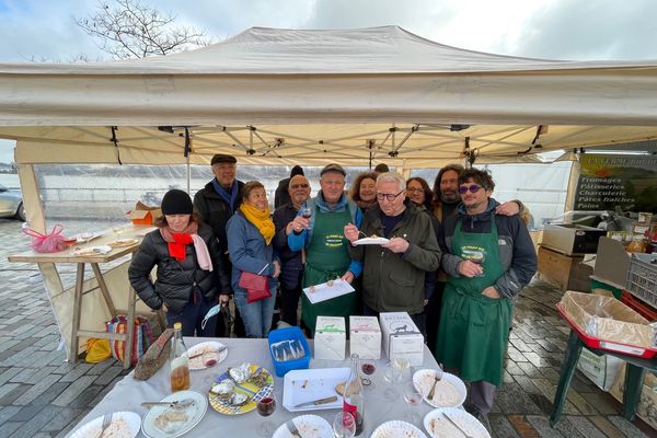 Il y a toujours de l'ambiance après le marché bio du jeudi matin sur le Quai des Chartrons à Bordeaux