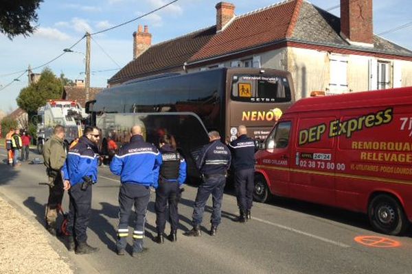 Le car accidenté sur une route départementale du Loiret, à Loury. 