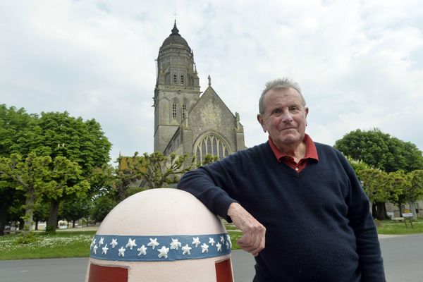 L'écrivain Gilles Perrault vivait dans la Manche à Sainte-Marie-du-Mont depuis les années 60.