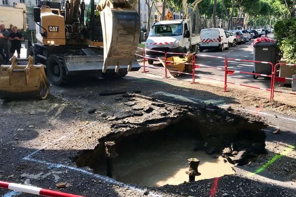 La canalisation en fonte a explosé dans le quartier de la Préfecture à Carcassonne. 