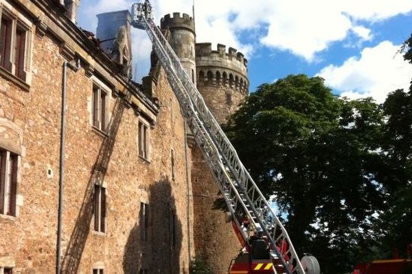 Le feu s'est déclaré aux alentours de 13 heures, mardi, dans la tour carrée du château de Paulhac (Haute-Loire). D'importants moyens ont été mis en oeuvre pour maîtriser les flammes qui ont déjà embrasé la toiture et le premier étage du Monument Historique.