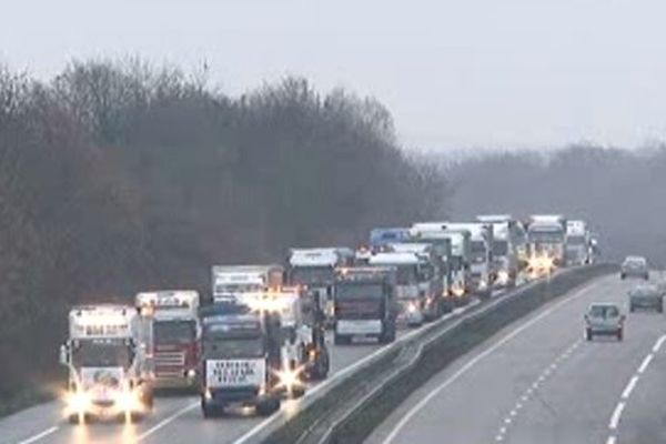 Opération escargot menée par les routiers, entre Toul et Nancy, pour manifester contre l'écotaxe.