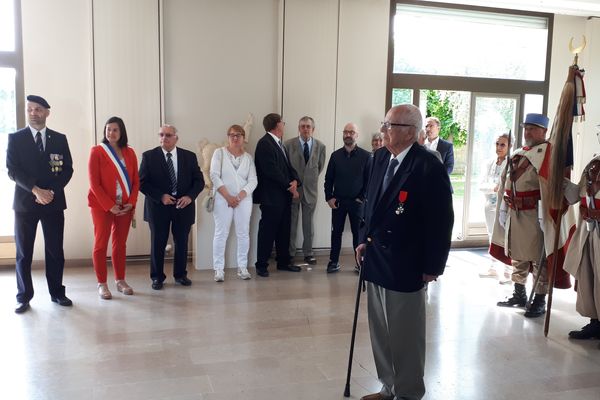 Entouré de sa famille, d'élus et d'anciens combattants, Henri Roqueplo a été élevé à la dignité de grand officier de la Légion d'honneur ce 21 mai en mairie de Chantilly.