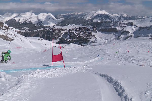 La station d'Avoriaz, en Haute-Savoie, reste ouverte pour les espoirs du ski français jusqu'en mai 2024.