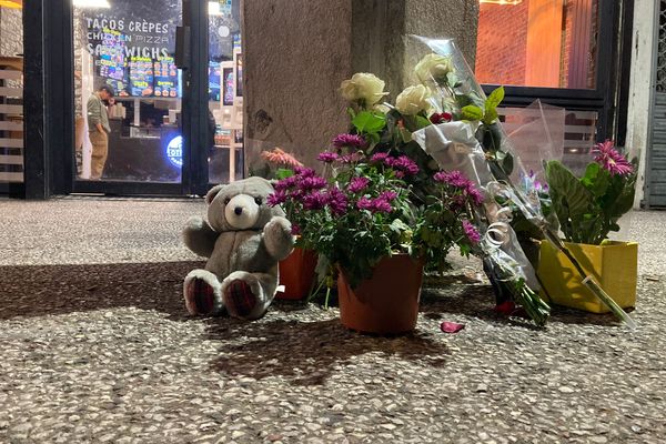 Des fleurs et un nounours ont été déposés sur les lieux de la fusillade qui a coûté la vie à Anis, 15 ans, place Coimbra, à Poitiers, samedi 2 novembre 2024