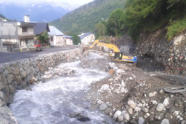 Enrochement des berges du Bastan