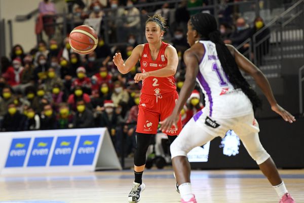 Coline Franchelin (maillot rouge) s'est blessée mercredi 18 octobre, les Flammes Carolo sont donc privées de leur précieuse joueuse pour la suite de l'EuroCup