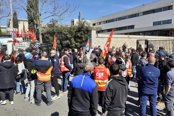 150 à 200 manifestants se sont mobilisés devant le commissariat du 15e arrondissement de Marseille contre l'arrestation de cinq syndicalistes.