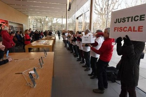 Les militants d'Attac sont entrés dans l'Apple store d'Aix-en-Provence pour dénoncer l'évasion fiscale de l'entreprise.