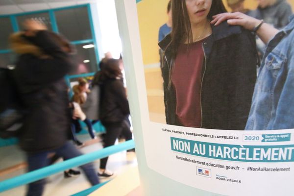 Le harcèlement gagne les bancs de nombreux établissements scolaires, laissant les parents désemparés.