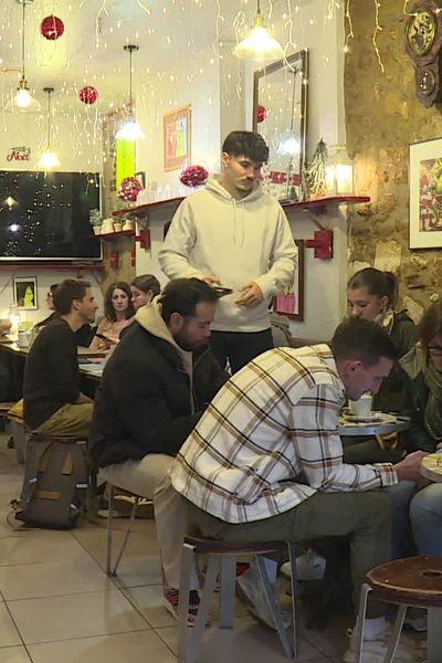 Dans ce bar de la place Plumereau, les clients peuvent déguster le mocktail créé pour le défi de janvier.